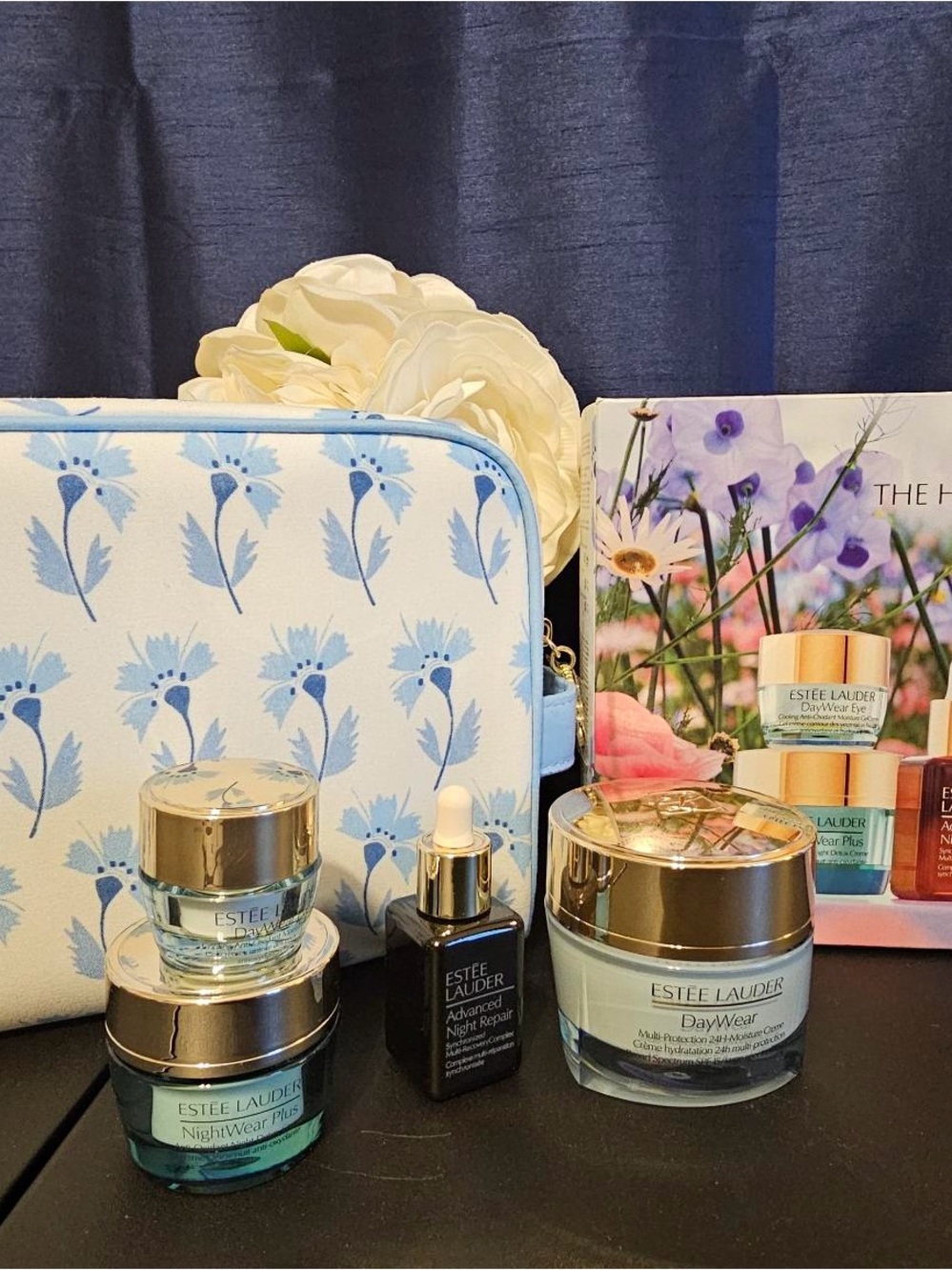 Estée Lauder The Hydrating Routine Skincare Set w/ Cosmetic Bag New in Box NIB - Picture 3 of 5